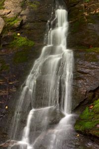 Juney Whank Falls是Smokies地区一个非常适合孩子的旅游目的地。＂border=