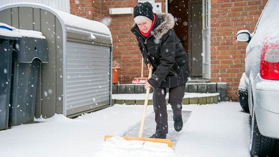 在温暖的月份，老年人臀部受伤更容易发生在室内＂class=
