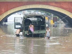 救援在洪水发生在印度。”border=