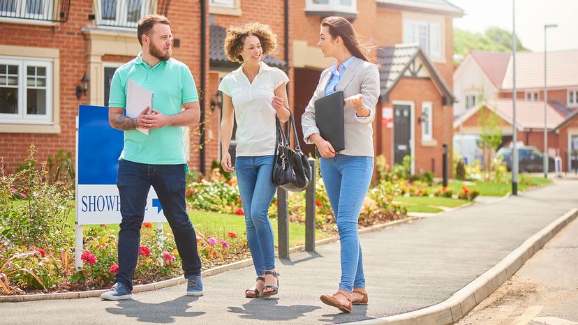 couple with realtor