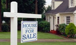 你可能会以低于预期的价格出售你的房子，但你也会在买方市场购买你的新房子。＂border=