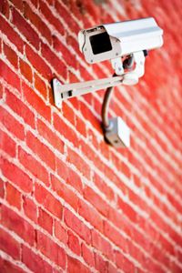 更新安全摄像头没有侵入性。有小得多的选择。”width=