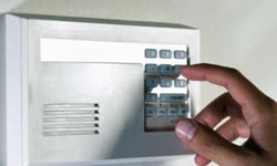 有很多更多的安全选项除了报警系统。”width=