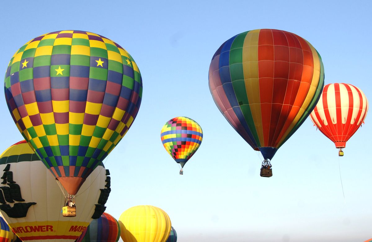 how do hot air balloons work scientifically