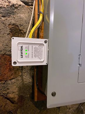 Tendrá que contratar a un electricista con licencia para instalar un protector contra sobretensiones en toda la casa, que se conecta al panel eléctrico de su casa. Código Eléctrico Nacional