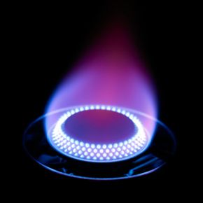 The flames on the gas burner should be full and steady, with no sputtering and no trace of yellow.