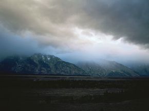 一场风暴酝酿在怀俄明州大提顿山。”border=