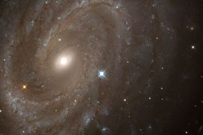 哈勃太空望远镜看到的遥远的螺旋星系NGC 4603。查看更多星系图片。“width=