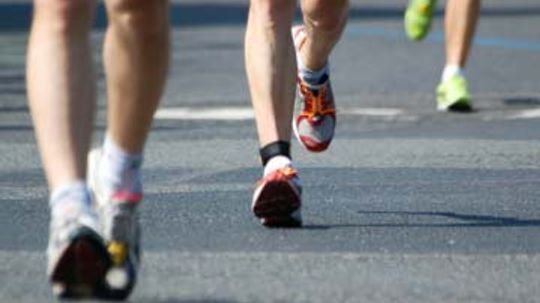 18新利最新登入铁人三项选手应该吃多少?”width=