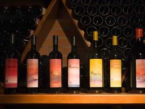托斯卡纳的蒙特西亚里酒庄提供多种葡萄酒。查看我们收藏的葡萄酒图片。＂width=