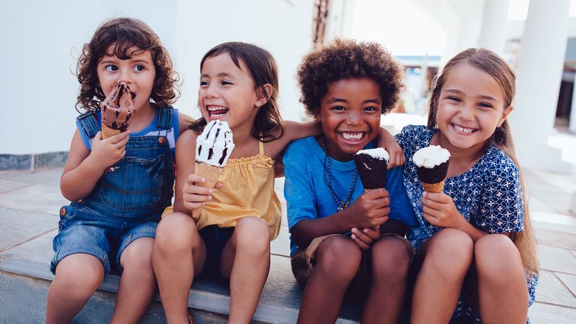 多民族儿童吃冰淇淋＂width=