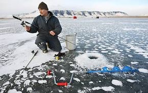 冰上钓鱼”width=