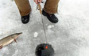 在冬季冰上钓鱼收益率感冒,户外。”width=