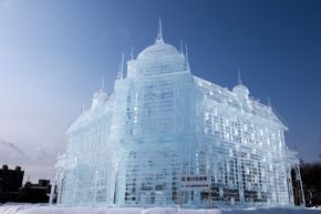 这精致的建筑雕刻2010年日本北海道旭川市,冰雪节。”border=