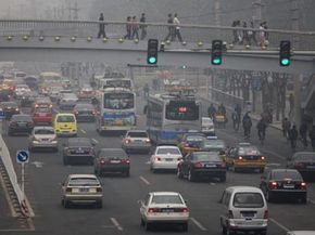 走走停停的交通不变,像看到听到在北京,中国,大大增加了空气污染。可以idle-stop系统减少燃料消耗?”width=