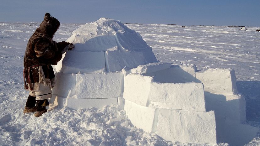 Inuit building igloo