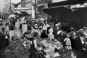 芝加哥麦克斯韦尔街市场，约1915年。芝加哥的麦克斯韦尔街社区是19世纪中期新移民的天堂。＂border=