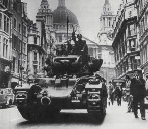 玛蒂尔达二世步兵坦克Mark II A - 12游行卢德门山下和过去在伦敦圣保罗大教堂在第二次世界大战的开始。”width=