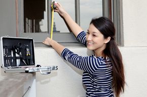 在你拿起卷尺之前，你需要决定新窗户是否合适。查看更多房屋建设图片。＂width=