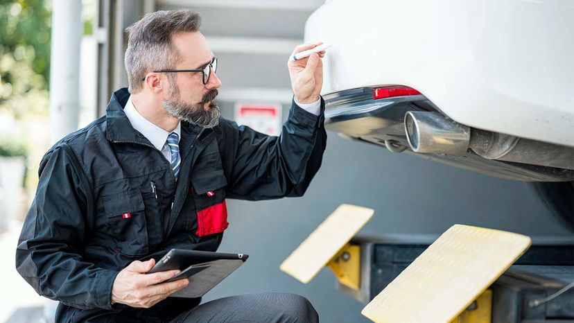 agent checking car damage