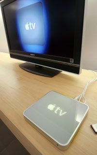 The Apple TV wirelessly connectscomputers to televisions anddisplays videos from iTunes.