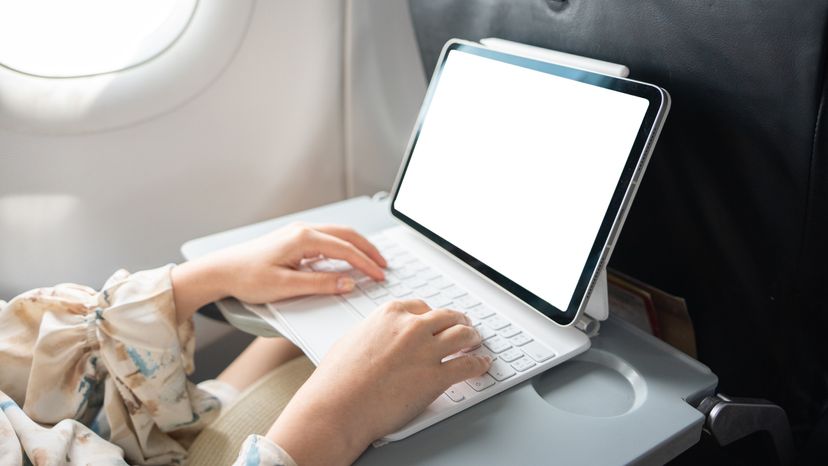 7 Ways to Fake a First Class Experience in Economy | MapQuest Travel