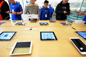 2012年11月，洛杉矶苹果专卖店里陈列着无数iPad mini＂border=