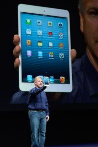 Apple Worldwide Marketing的高级副总裁Phil Schiller在2012年10月23日的Apple Press活动中宣布了iPad Mini。“border=