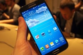 三星正在将其Galaxy S4手机销售与iPhone相对，从而将较大的屏幕和HDMI连接器吹捧为TV Out作为Trumping功能。“border=