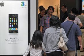 香港的客户排队等待购买3G iPhone。“border=