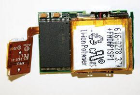 iPod Shuffle的PCB背板和锂离子聚合物电池。＂border=