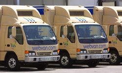 2001年7月10日，Webvan卡车停在伊利诺斯州的一个配送中心外——就在这家广受欢迎的公司关门大吉的第二天。＂border=