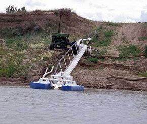 由于河流水位的变化，密苏里河沿岸的农民使用浮动泵来收集灌溉用水。＂border=