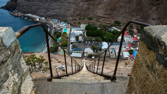 爬天梯在圣海伦娜不是一颗卑微的心”class=