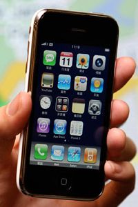 iPhone使用GPS、无线基站的定位和提供方向。”border=