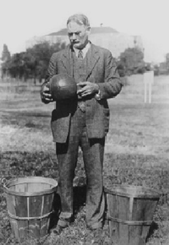 詹姆斯·奈史密斯”class=