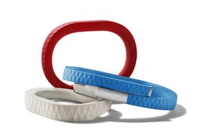 Jawbone Up有一层橡胶外层，可以防水，还有几种鲜艳的颜色。＂width=