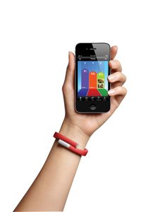 Jawbone UP是一个一部分是腕带，一部分是iOS应用程序的系统。＂border=