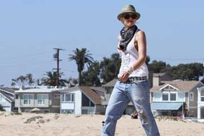 Gwen Stefani shows her laid-back style in a relaxed pair of boyfriend jeans on the beach.