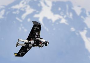 伊夫·罗西（Yves Rossy）在2008年将他的喷射式有翼西装飞过阿尔卑斯山。“width=