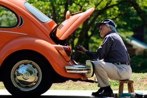 霍华德·博伊金（Howard Boykin）在1971年的大众甲壳虫（Volkswagen Beetle）上取代了一条空气软管，他在南卡罗来纳州安德森（Anderson）的家门口。“width=