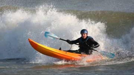 How Kayak Surfing Works