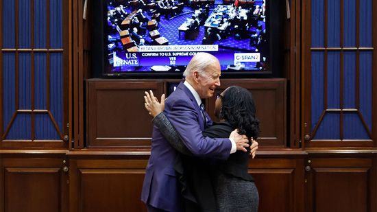 Ketanji杰克逊布朗确认为最高法院法官