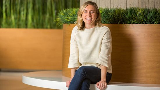 这个女人的工作是弄清楚为什么人们不买电动汽车＂class=