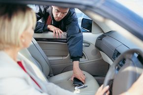 手机盗窃是美国最大的犯罪之一。一些人认为“自杀开关”可以解决这个问题。看手机图片。＂width=