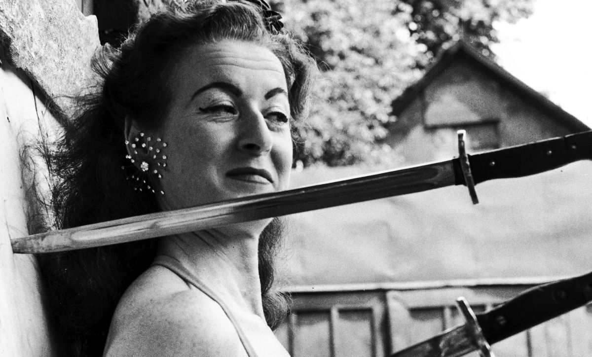 How dangerous are knifethrowing acts? HowStuffWorks