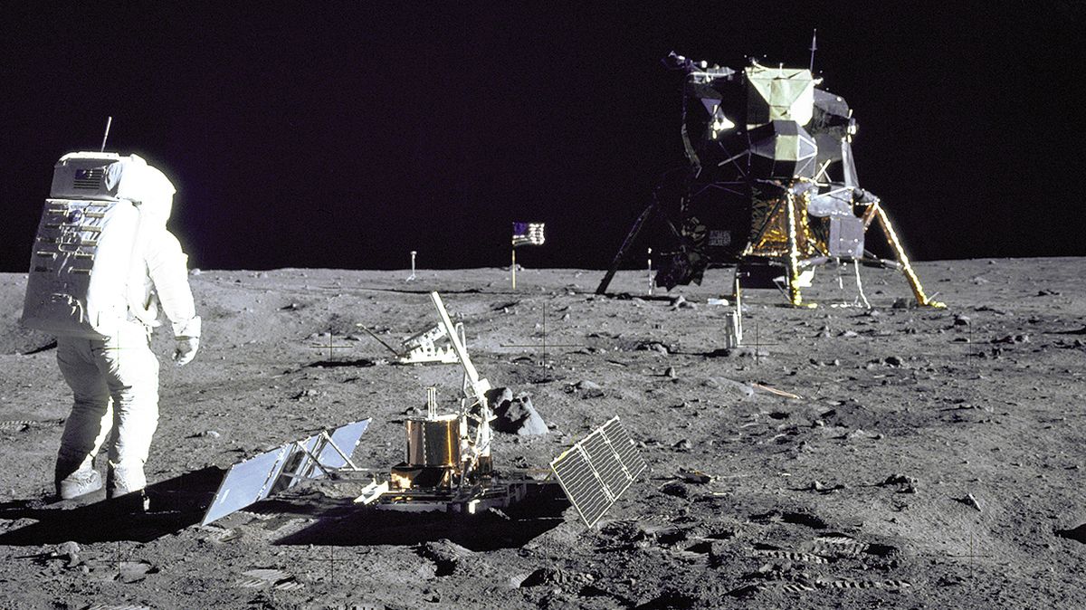 How Apollo 11 S Crew Reacted To Lunar Conspiracy Theories Howstuffworks