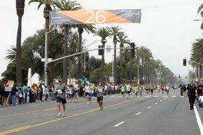 2010年3月21日，在加利福尼亚州圣莫尼卡（Santa Monica）的终点线的第25届洛杉矶马拉松比赛中，跑步者少于1K。“border=