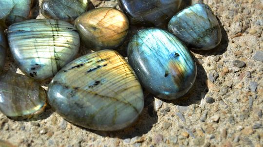 Uncover the Labradorite Meaning & Healing Properties
