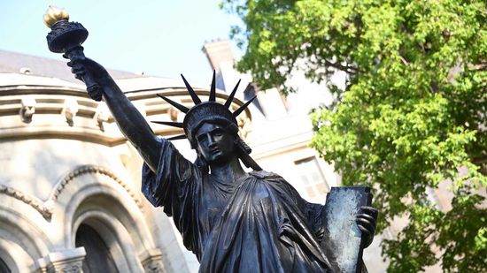 法国将自由女神的“迷你我”送到纽约”class=